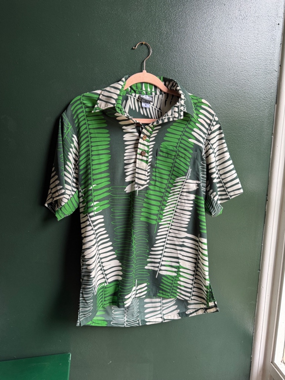 Manuhealii Green and White Fern-Print Polo